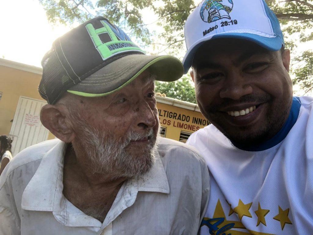 Anciano bendecido en Los Limones