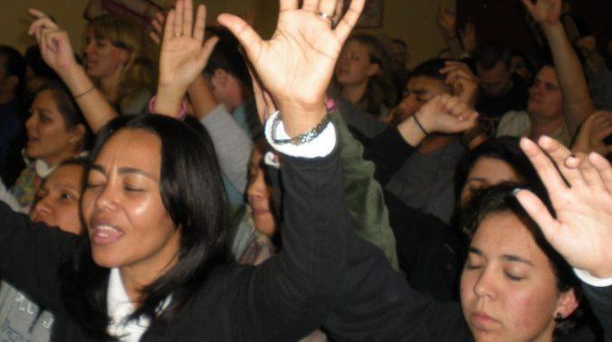 Oración en iglesia de Costa Rica