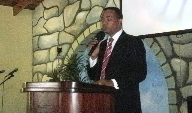 Neris predica la Palabra como parte de PALFCRIS