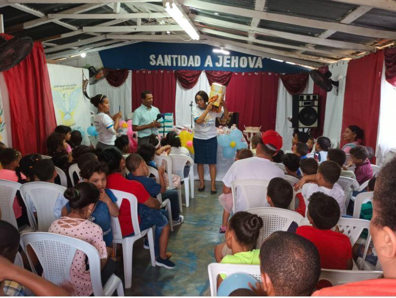 Creciendo con Jesús, Margarita predica a los niños